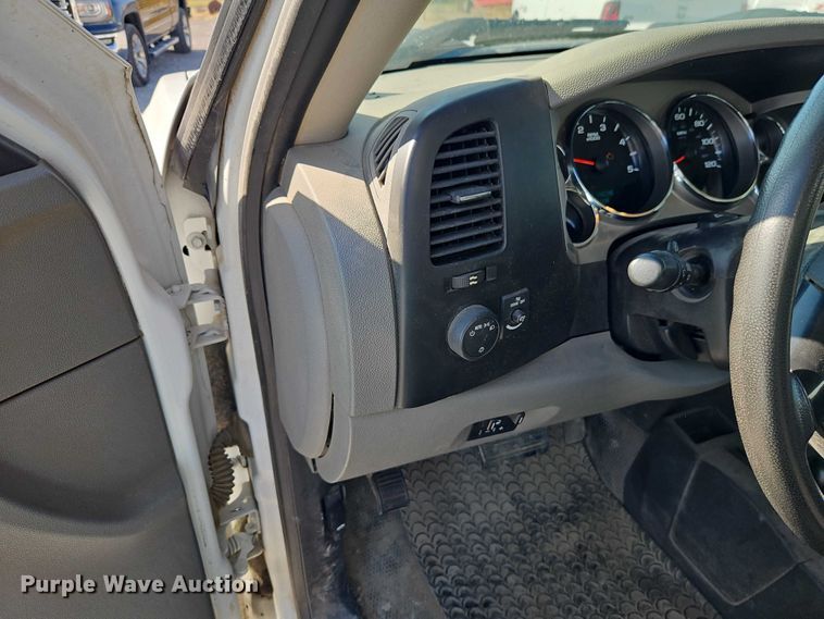 image for item EO4829 2014 Chevrolet Silverado 3500HD utility bed pickup truck