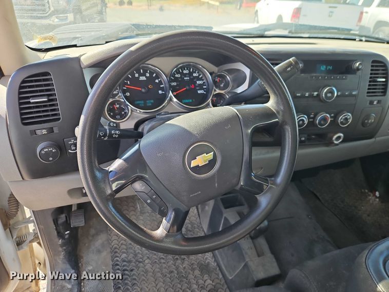 image for item EO4829 2014 Chevrolet Silverado 3500HD utility bed pickup truck