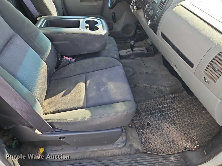 image for item EO4829 2014 Chevrolet Silverado 3500HD utility bed pickup truck