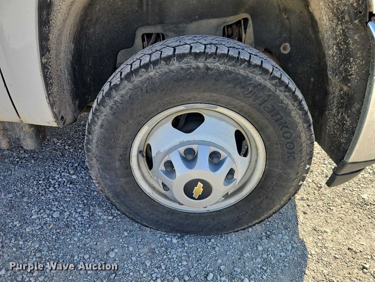 image for item EO4829 2014 Chevrolet Silverado 3500HD utility bed pickup truck