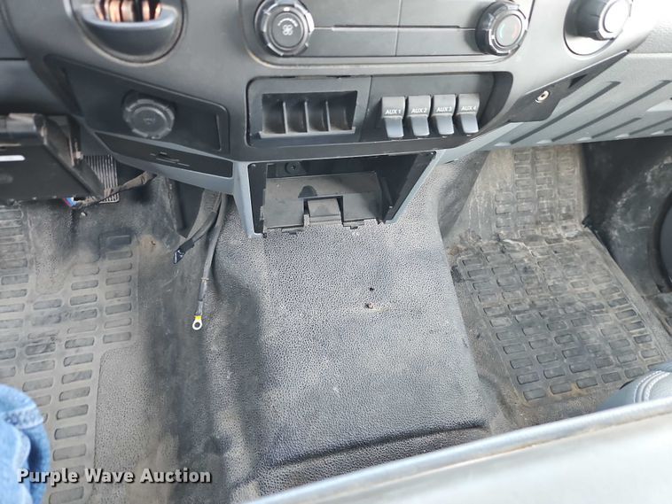 image for item EO4832 2011 Ford F350 Super Duty  utility bed pickup truck