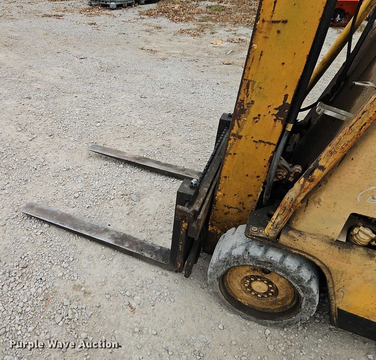 image for item EO4838 Towmotor T50 forklift