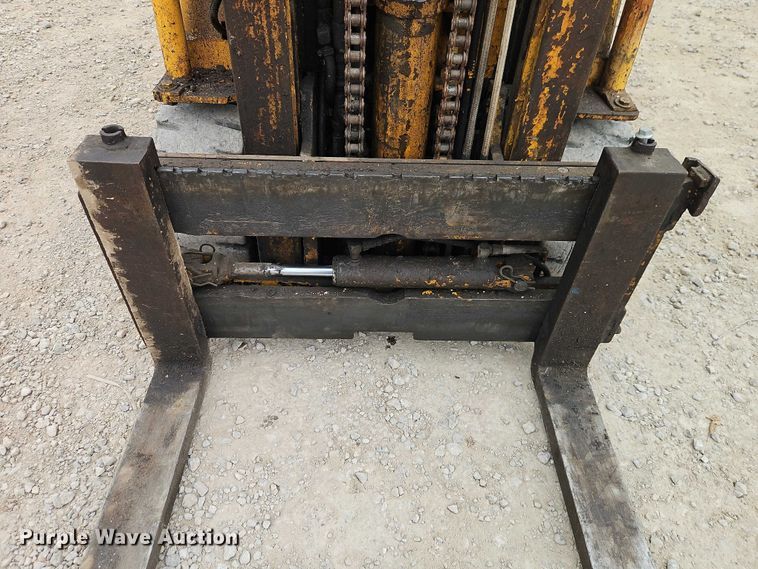 image for item EO4838 Towmotor T50 forklift