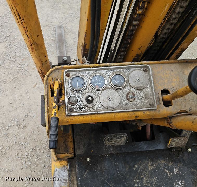 image for item EO4838 Towmotor T50 forklift