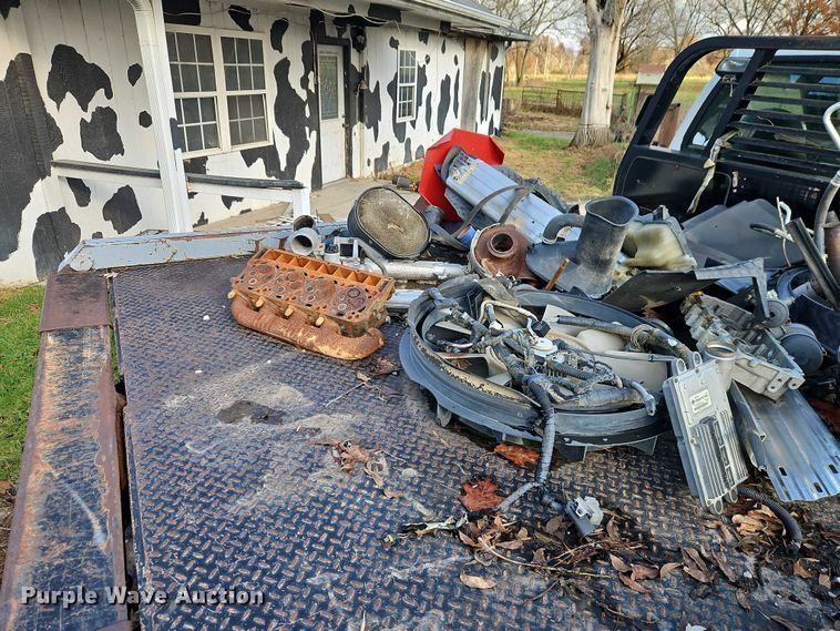 image for item EO4841 2004 Ford F350 bale bed pickup truck