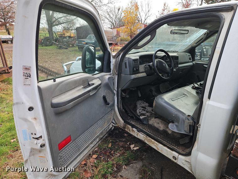 image for item EO4841 2004 Ford F350 bale bed pickup truck