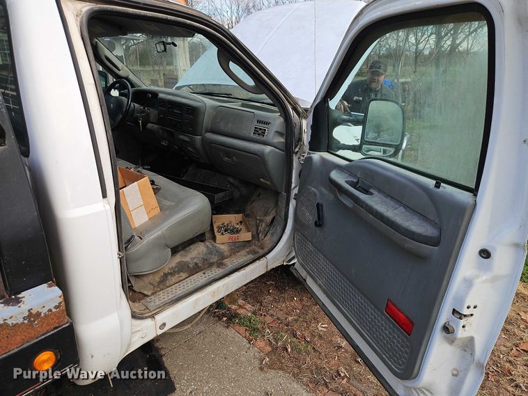 image for item EO4841 2004 Ford F350 bale bed pickup truck