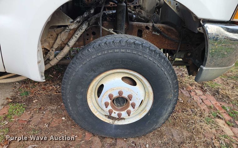 image for item EO4841 2004 Ford F350 bale bed pickup truck