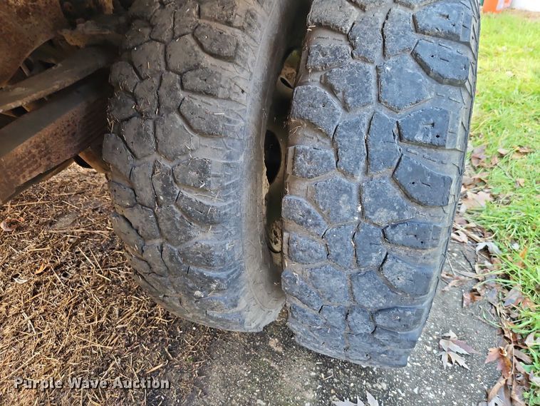 image for item EO4841 2004 Ford F350 bale bed pickup truck