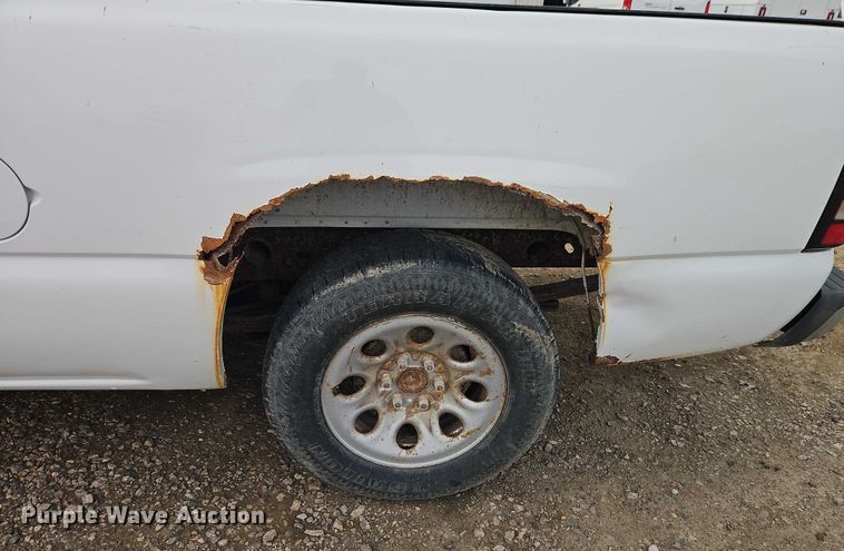 image for item EO4848 2005 GMC Sierra 1500 pickup truck