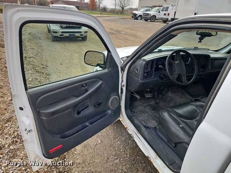 image for item EO4848 2005 GMC Sierra 1500 pickup truck