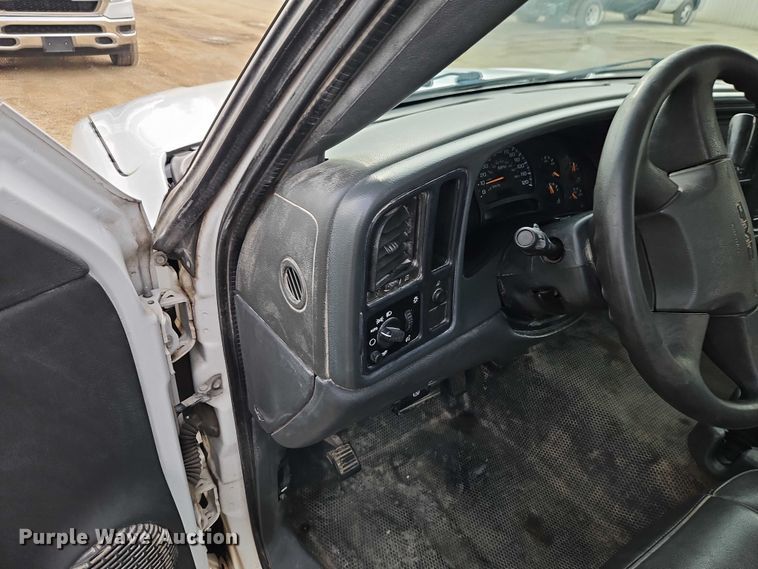 image for item EO4848 2005 GMC Sierra 1500 pickup truck