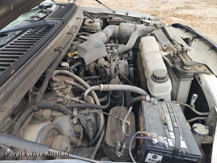 image for item EO4854 2000 Ford F450 Super Duty flatbed truck