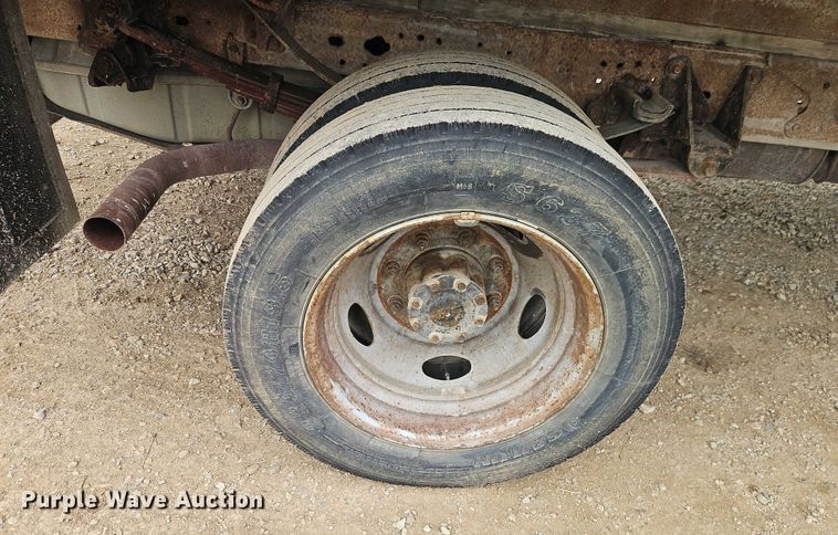 image for item EO4854 2000 Ford F450 Super Duty flatbed truck