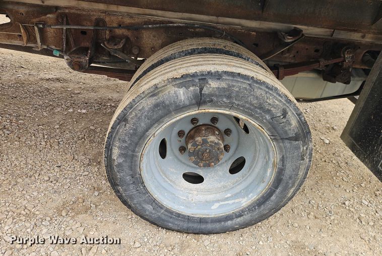 image for item EO4854 2000 Ford F450 Super Duty flatbed truck