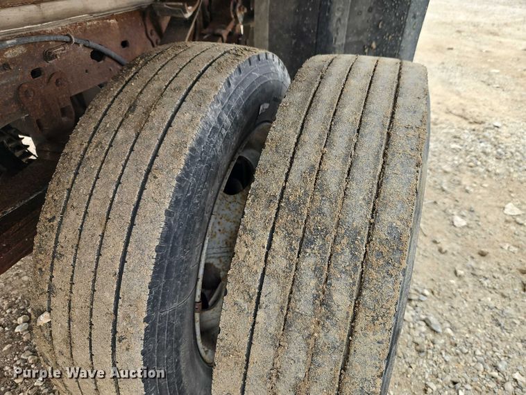 image for item EO4854 2000 Ford F450 Super Duty flatbed truck