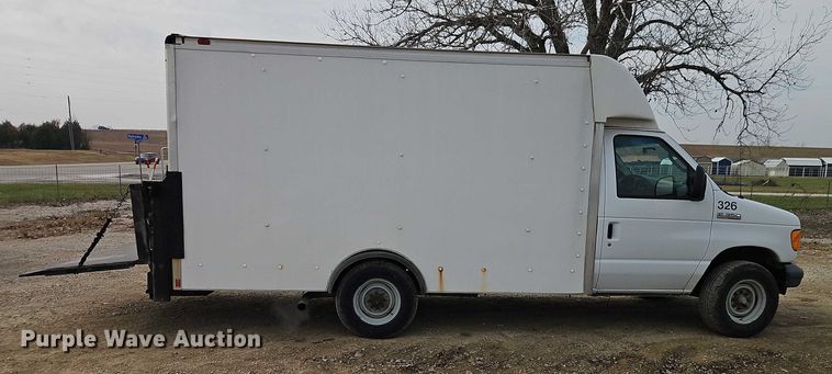 image for item EO4856 2007 Ford E-350 box truck