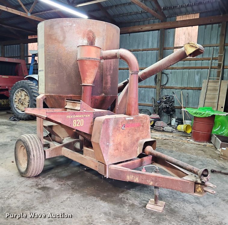 image for item EO4862 Farmhand Farmaster 820 F82-D feed grinder/mixer
