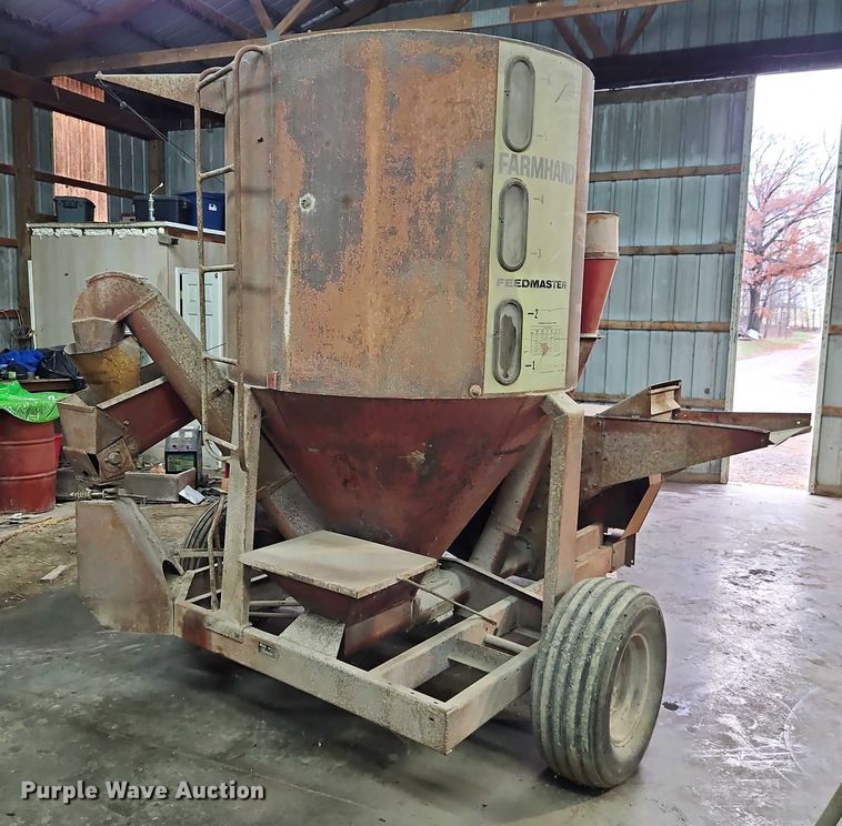 image for item EO4862 Farmhand Farmaster 820 F82-D feed grinder/mixer