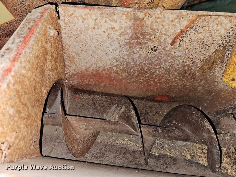 image for item EO4862 Farmhand Farmaster 820 F82-D feed grinder/mixer