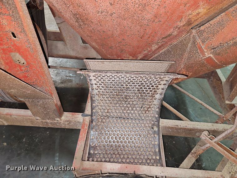 image for item EO4862 Farmhand Farmaster 820 F82-D feed grinder/mixer