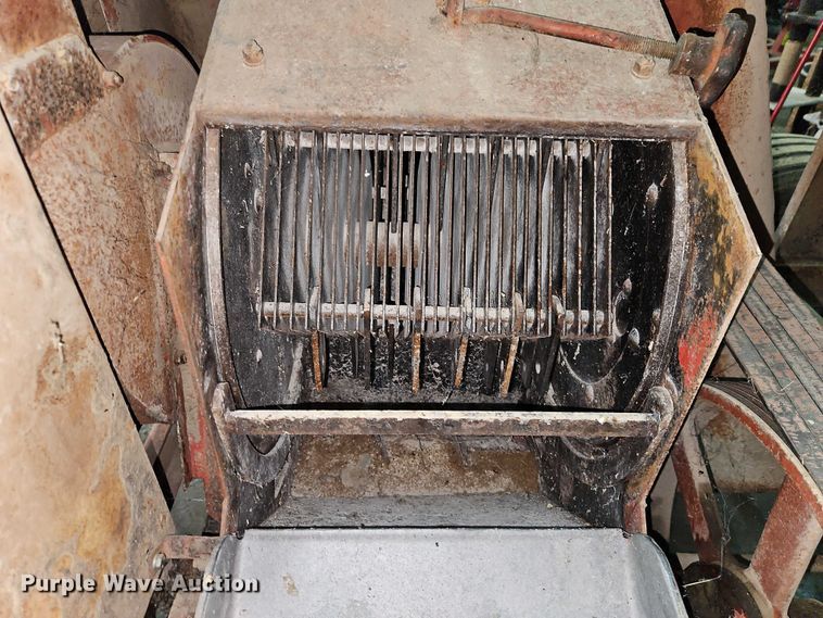 image for item EO4862 Farmhand Farmaster 820 F82-D feed grinder/mixer