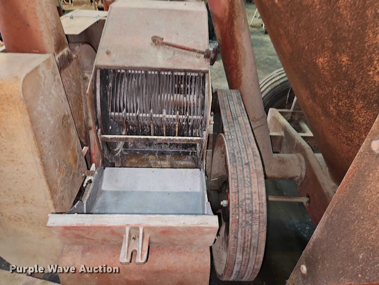 image for item EO4862 Farmhand Farmaster 820 F82-D feed grinder/mixer