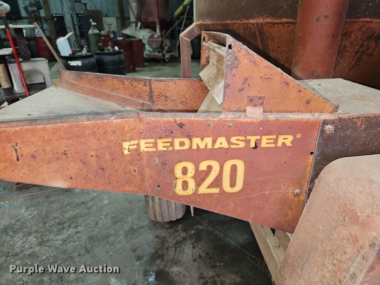 image for item EO4862 Farmhand Farmaster 820 F82-D feed grinder/mixer