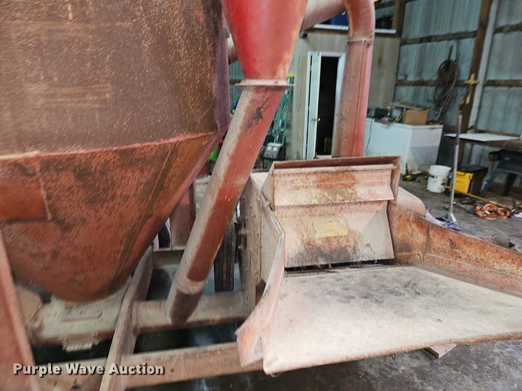 image for item EO4862 Farmhand Farmaster 820 F82-D feed grinder/mixer