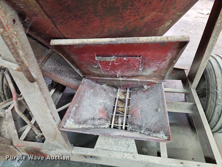 image for item EO4862 Farmhand Farmaster 820 F82-D feed grinder/mixer