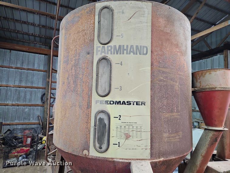 image for item EO4862 Farmhand Farmaster 820 F82-D feed grinder/mixer