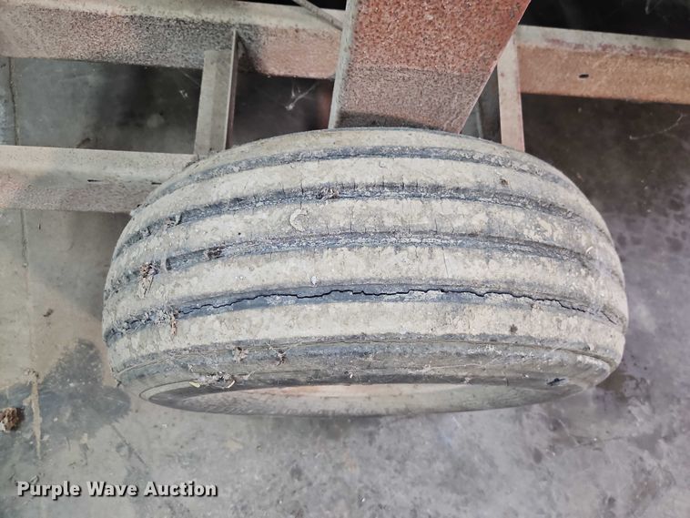 image for item EO4862 Farmhand Farmaster 820 F82-D feed grinder/mixer