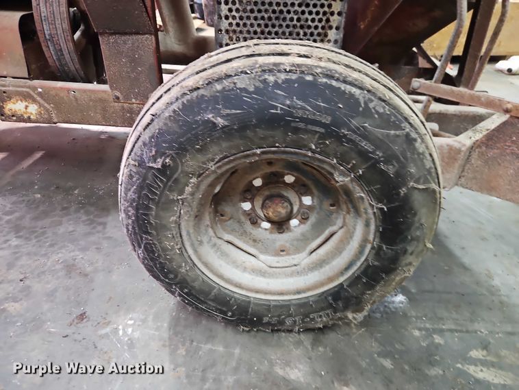 image for item EO4862 Farmhand Farmaster 820 F82-D feed grinder/mixer