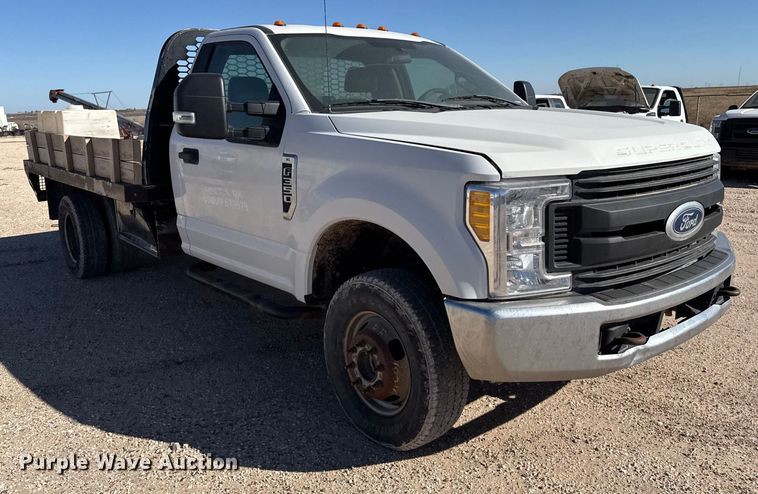 image for item EP0903 2017 Ford F350 flatbed pickup truck