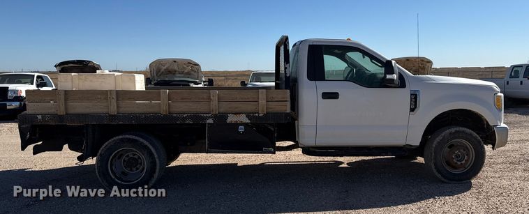 image for item EP0903 2017 Ford F350 flatbed pickup truck
