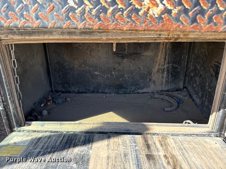 image for item EP0903 2017 Ford F350 flatbed pickup truck