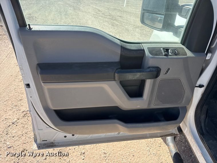 image for item EP0903 2017 Ford F350 flatbed pickup truck