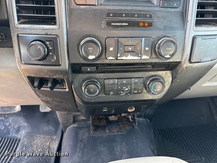 image for item EP0903 2017 Ford F350 flatbed pickup truck