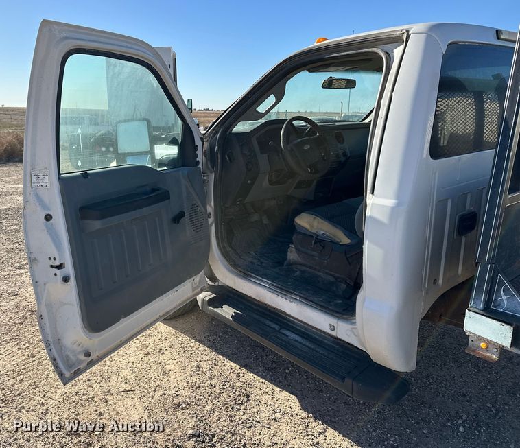 image for item EP0917 2014 Ford F250 flatbed pickup truck