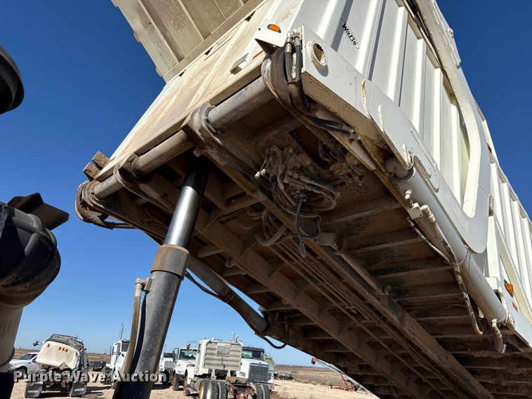 image for item EP0921 2013 Autocar Xpeditor refuse truck