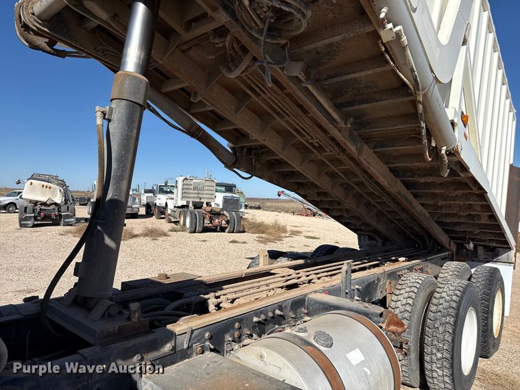 image for item EP0921 2013 Autocar Xpeditor refuse truck