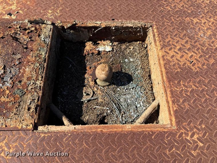 image for item EP0924 2011 Ford F350 flatbed pickup truck