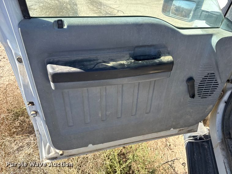 image for item EP0924 2011 Ford F350 flatbed pickup truck