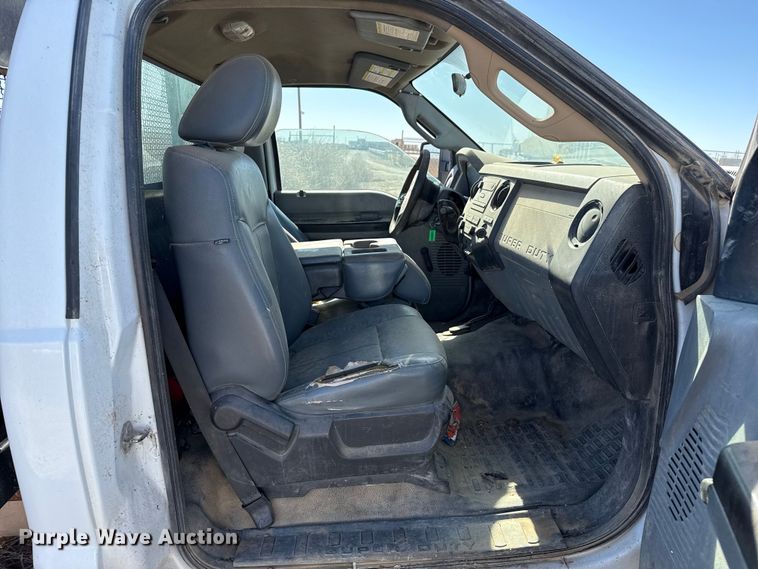 image for item EP0924 2011 Ford F350 flatbed pickup truck