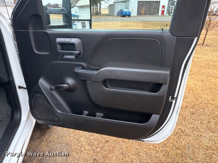 image for item EP2586 2017 Chevrolet Silverado 3500HD flatbed pickup truck