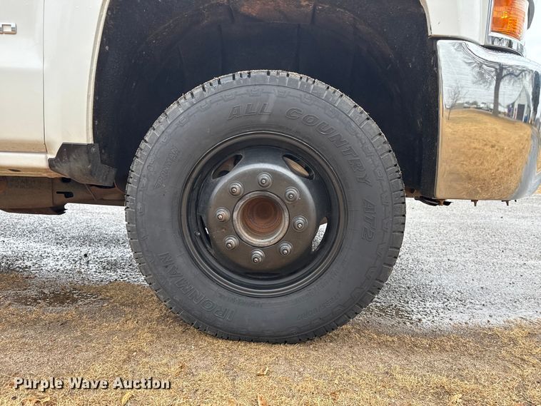 image for item EP2586 2017 Chevrolet Silverado 3500HD flatbed pickup truck