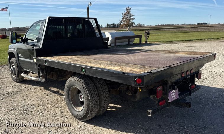 image for item ER0255 2006 GMC Sierra 3500 flatbed truck