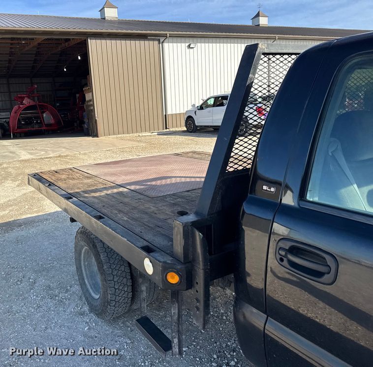 image for item ER0255 2006 GMC Sierra 3500 flatbed truck