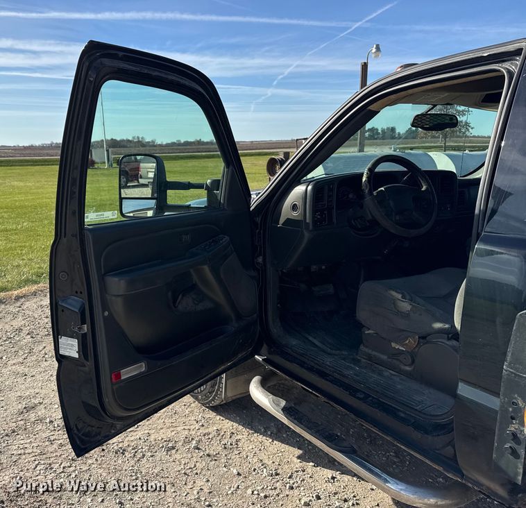 image for item ER0255 2006 GMC Sierra 3500 flatbed truck