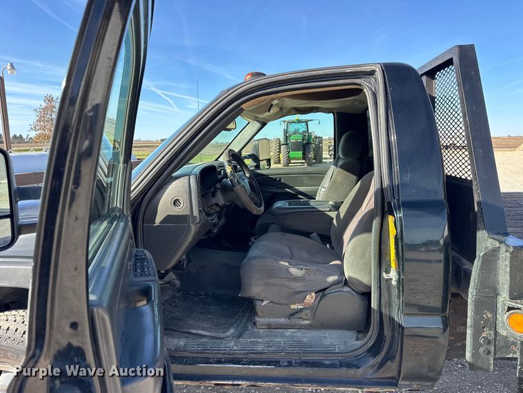 image for item ER0255 2006 GMC Sierra 3500 flatbed truck